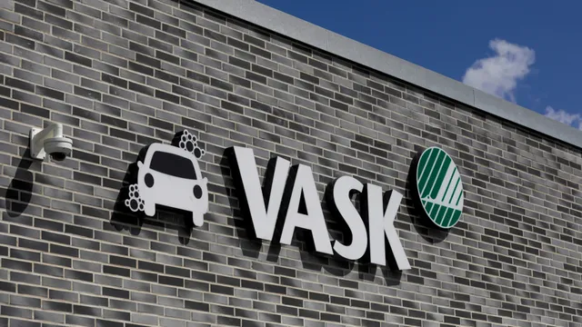 Mur på OK vaskehall med ikon for Svanemerke-ordningen
